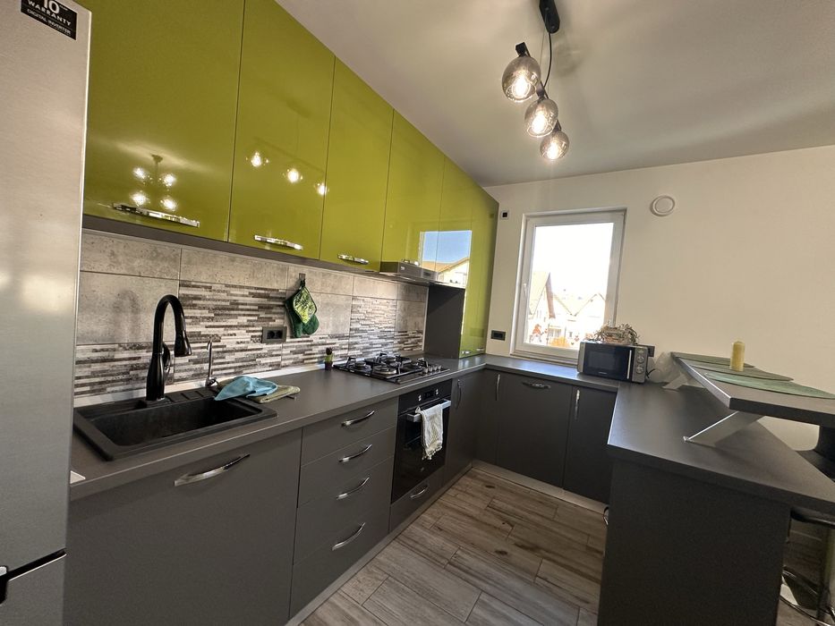 Închiriez apartament cu 3 camere în Râșnov