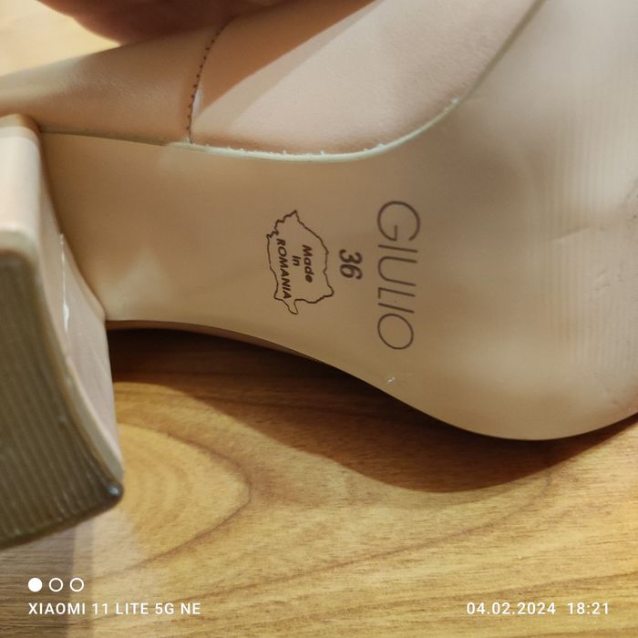 Vând pantofi purtați o dată