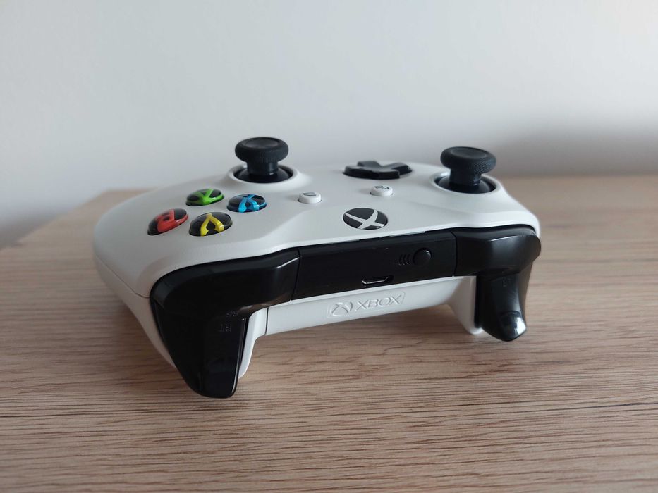 Vând consolă Xbos One S, 1TB