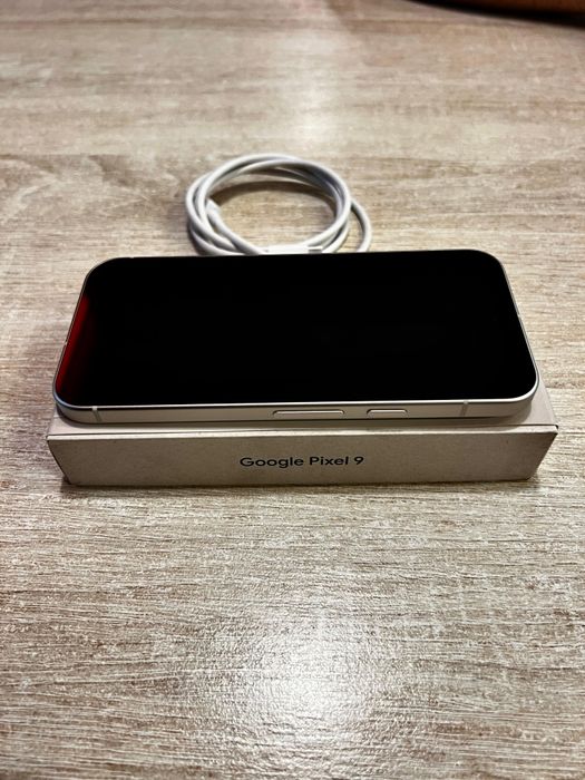 Google Pixel 9 Alb, 256GB, aproape nou - garantie pana in 2027