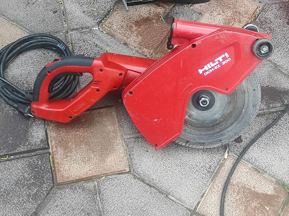 Mașina de făcut canale HILTI DCH 300 că și noua
