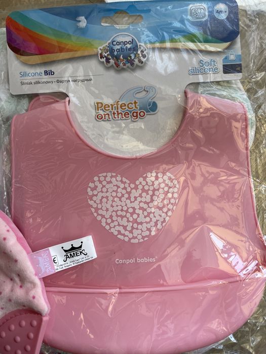 Лот бебешки играчки и силиконов лигавник