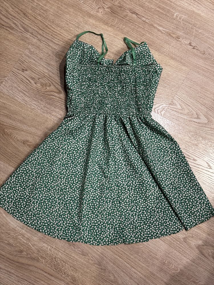 Зелена дамска рокля