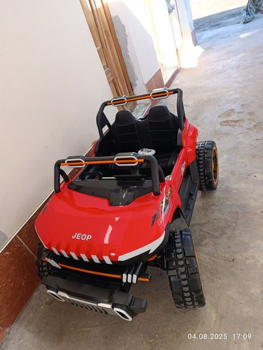 Katta hajmli bolalar mashinasi sotiladi holati yangi minilmagan