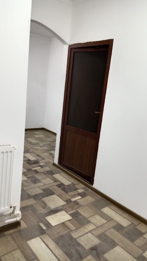 Mahala ichida joylashgan 2 etajli noturar bino.