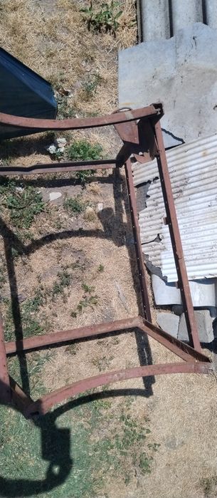 Метална стойка с ориг.дъги за поставяне на варел,бидон др.под. съдове