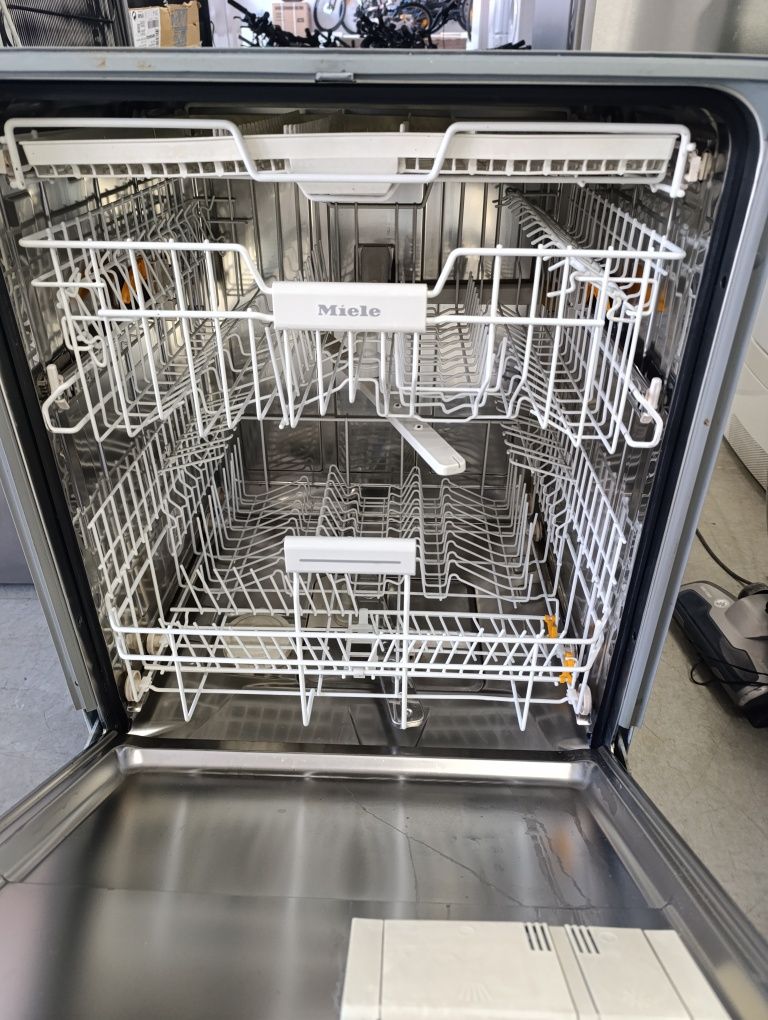 Съдомиялна машина за вграждане Miele XXL
