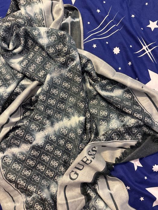 Guess WARSAW SCARF – унисекс шал, черен