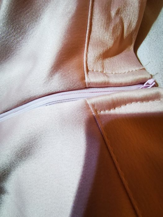 Vând fustă roz deschis