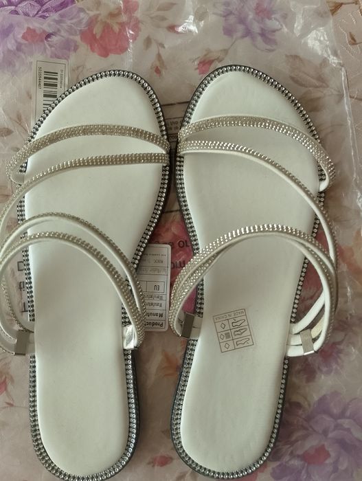 Дамски сандали с връзки и камъни.