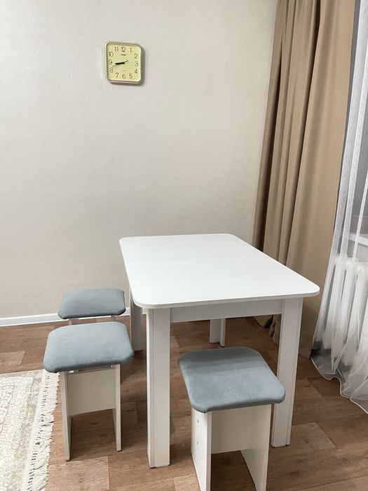 Продам стол и стулья 110х75х160