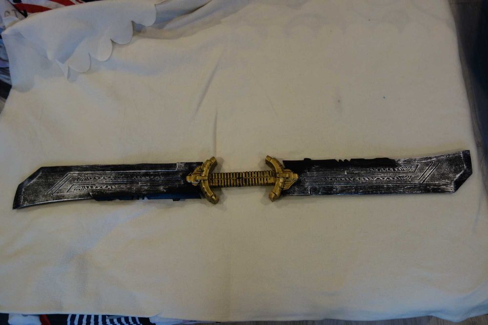 Продавам меча на Thanos ( Танус ) от Война без карай