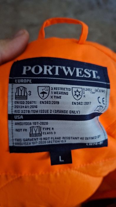 Geaca reflectorizanta rezistentă la ploaie