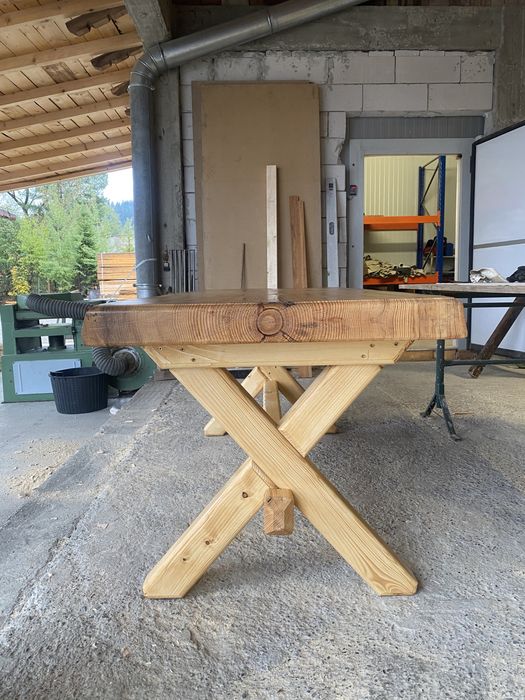 Masa din lemn masiv de brad