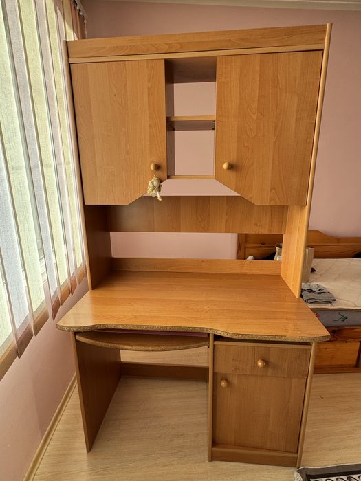 Продавам бюро