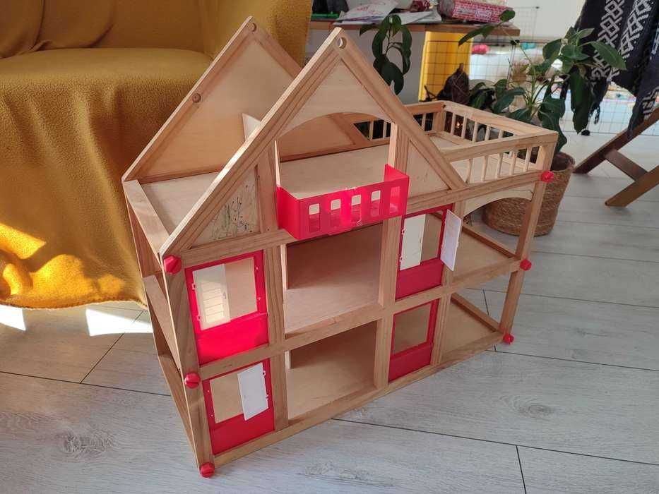 Casuta lemn cu mobilier si personaje