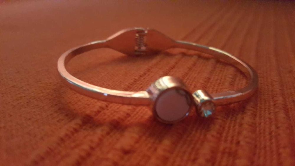 Vând brelocuri, lanțuri, brățară și o cordeluță