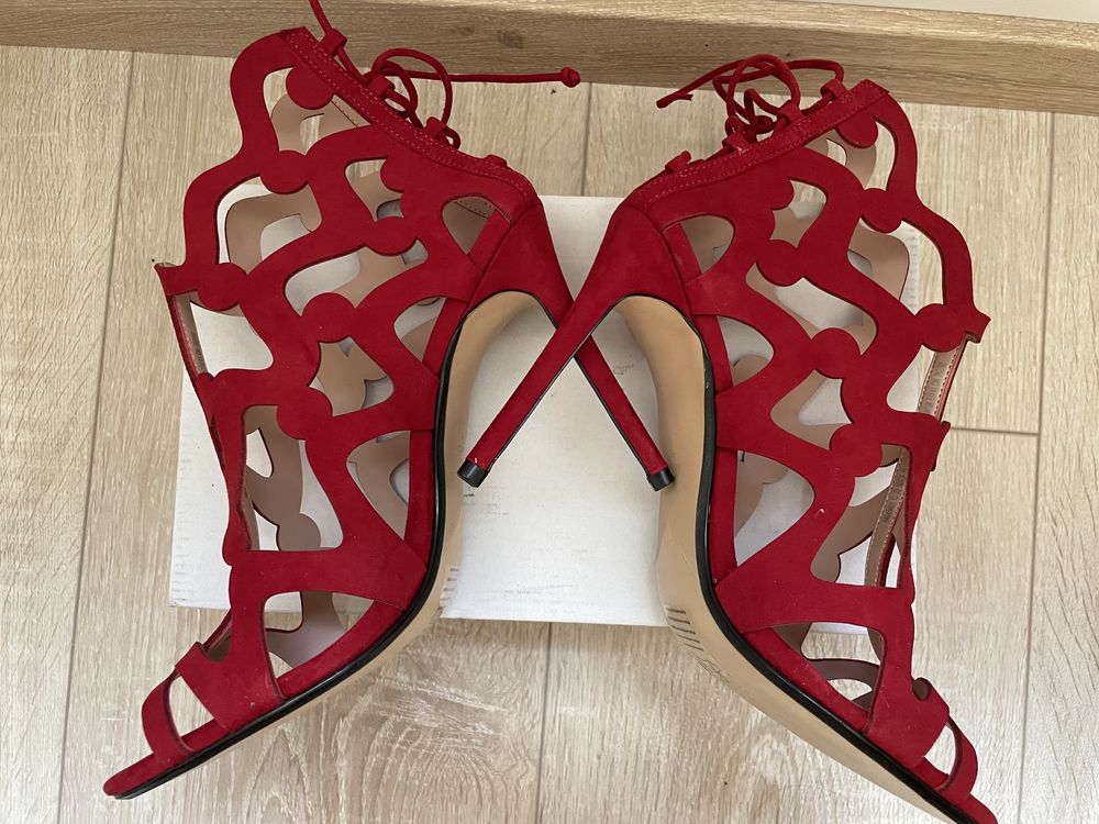 Елегантни сандали в червен цвят