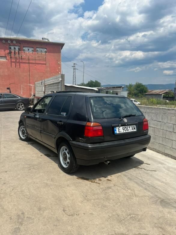 Продавам Golf mk3 1.4 бензин!

Оригинални джанти 13-ки с хубави зимни