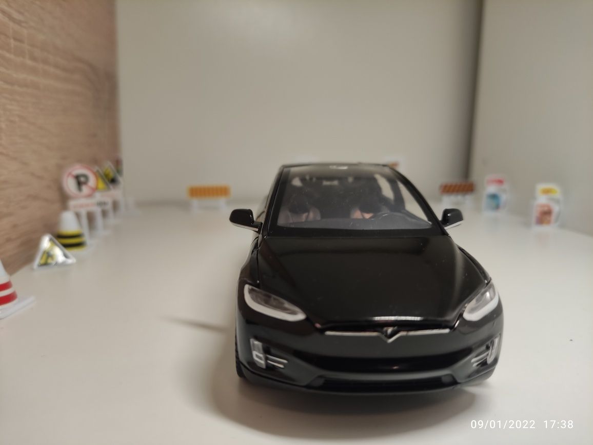 Machetă Tesla X 1:32