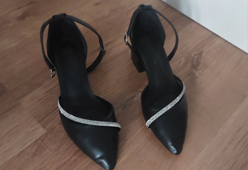 De vânzare pantofi adolescentă!