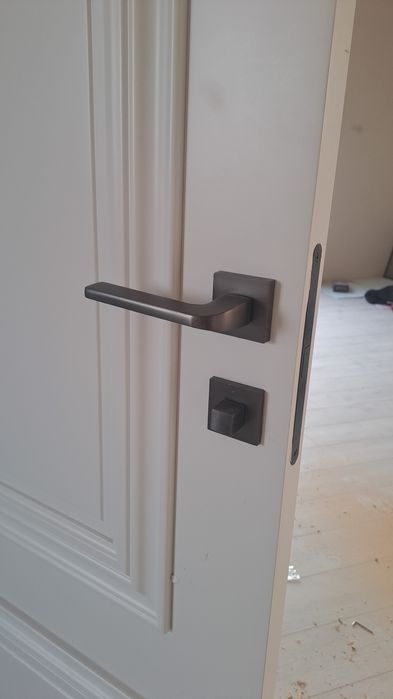 Есік орнату .Установка дверей