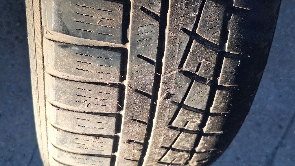 Vand 4 cauciucuri de iarna cu jante R15