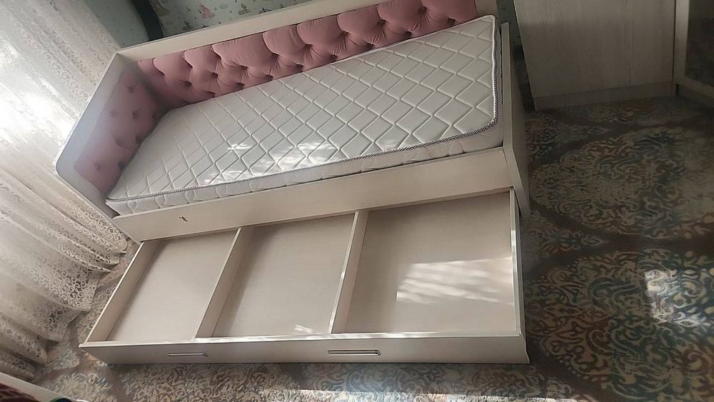 Детская подростковая  кровать с мягкой спинкой и ящиками для хранения