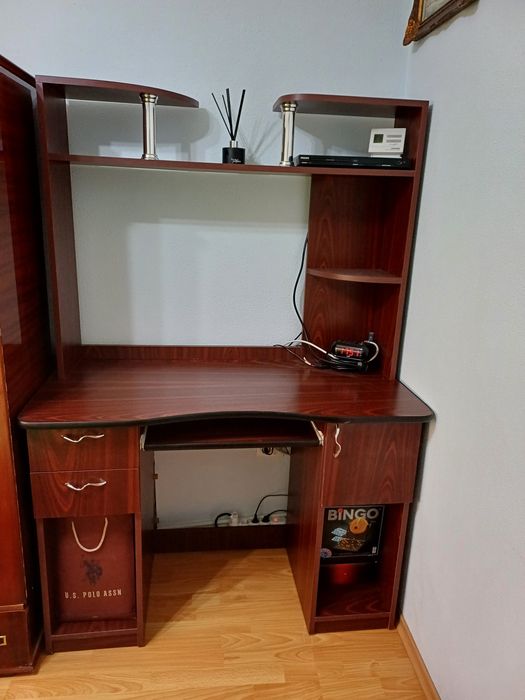 Vând birou  din două piese