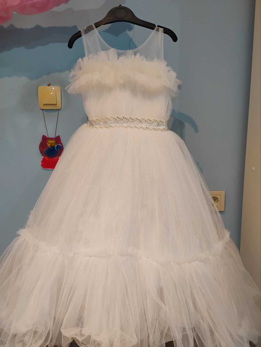 Уникална рокля с обръч за официални поводи