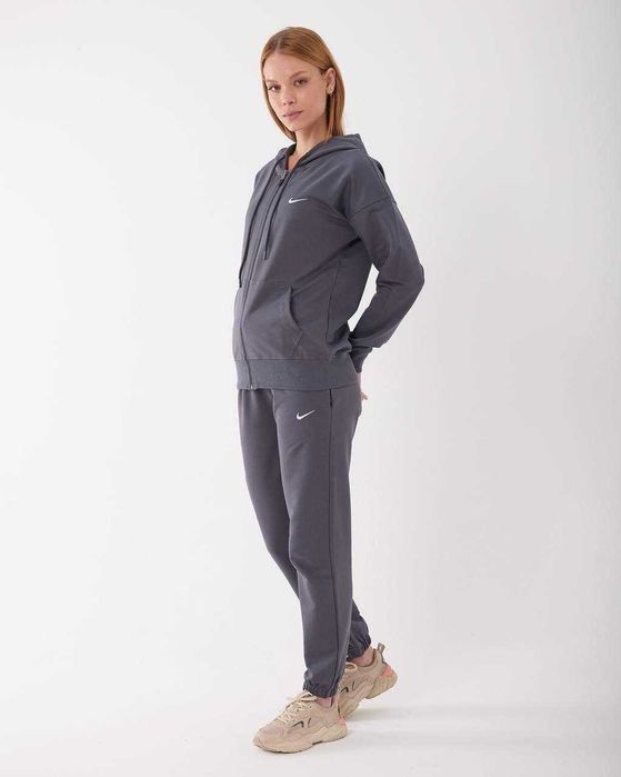 Nike Анцуг за Нея – Комфорт и Стил в Едно