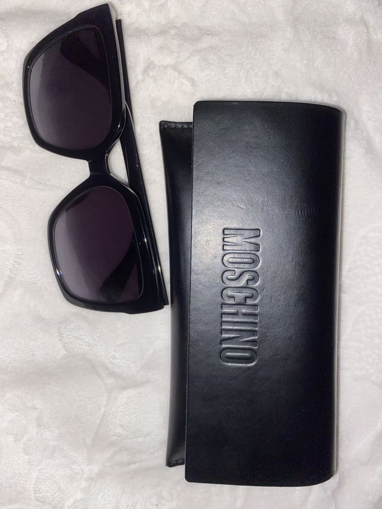 Слънчеви очила Moschino + калъф