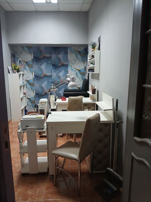 Сдам маникюрный кабинет стол