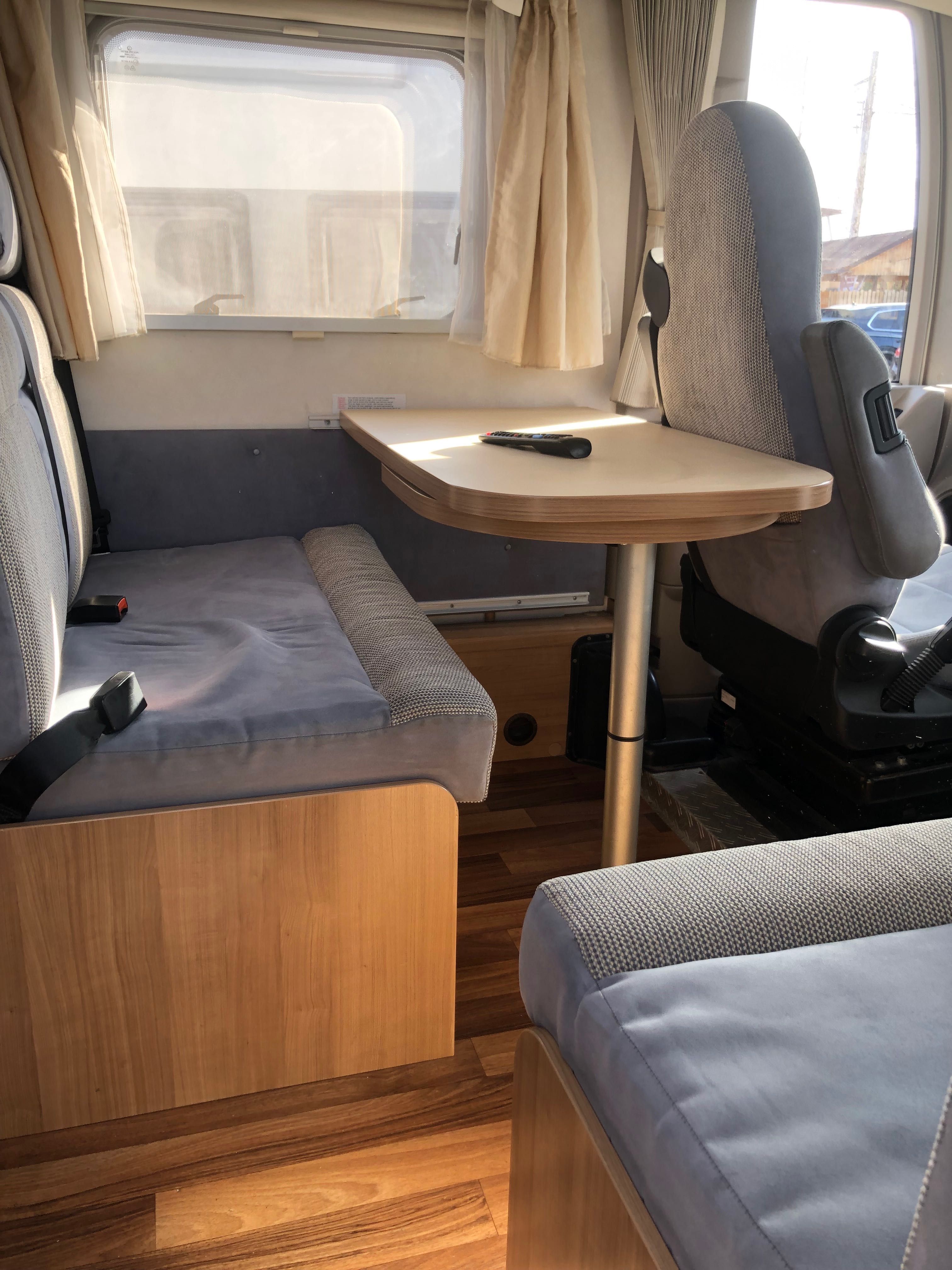 Vand autorulota integrată Hymer 562, an 2014