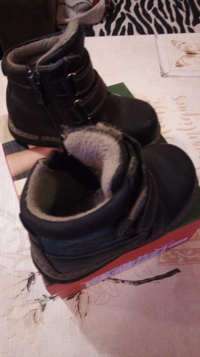 Продавам детски зимни боти за момче