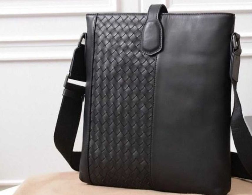 Нова Bottega мъжка чанта естествена кожа-280.00лв.
Подарък е.