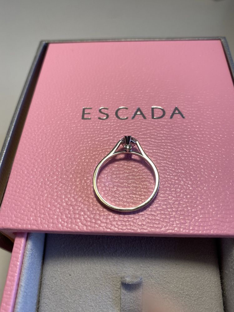 Продам золотое кольцо Escada с бриллиантами