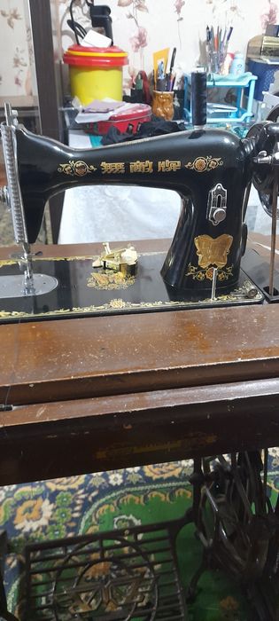 Продаю китайскую швейную машинку БАТЕРФЛЯЙ в отличном состоянии..