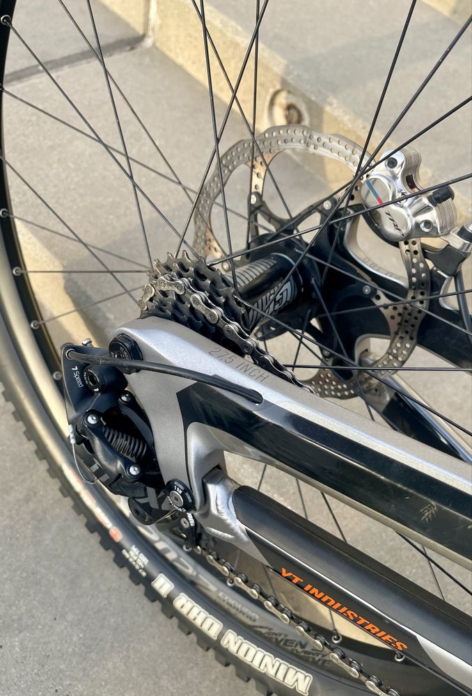 YT Tues CF Pro Race carbon downhill