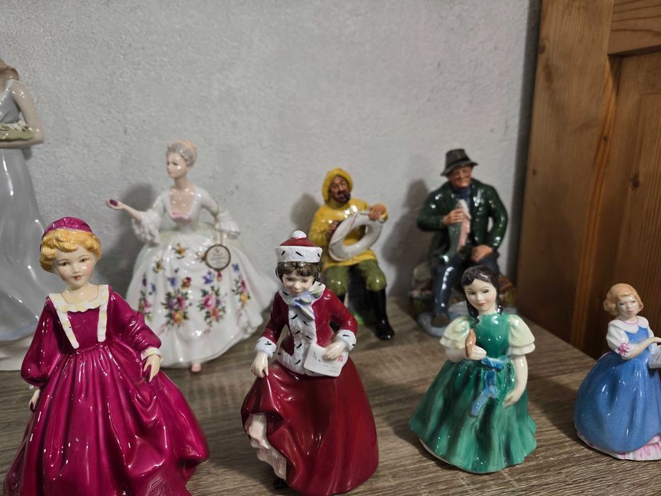 Над  30 броя  - порцеланови кукли Royal Doulton !!!