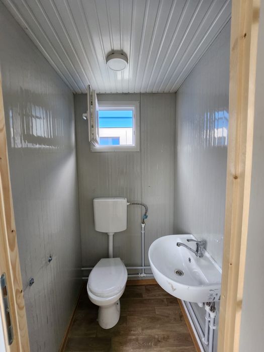 Vand containere modulare sanitare vitrina riflaje de lemn