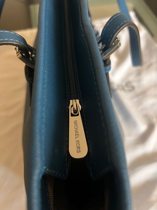 Кожена чанта Michael Kors Jet set shopping синя