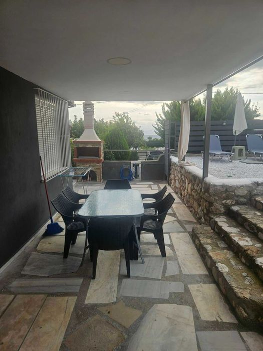 Триетажна къща в Кариани