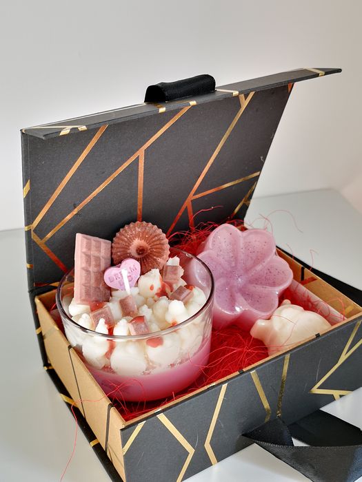 Pachete cadou personalizabile ce contin lumanari si sapunuri hand-made