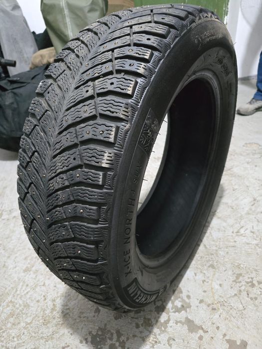 Продам зимние шины Michelin  235.60 R 18