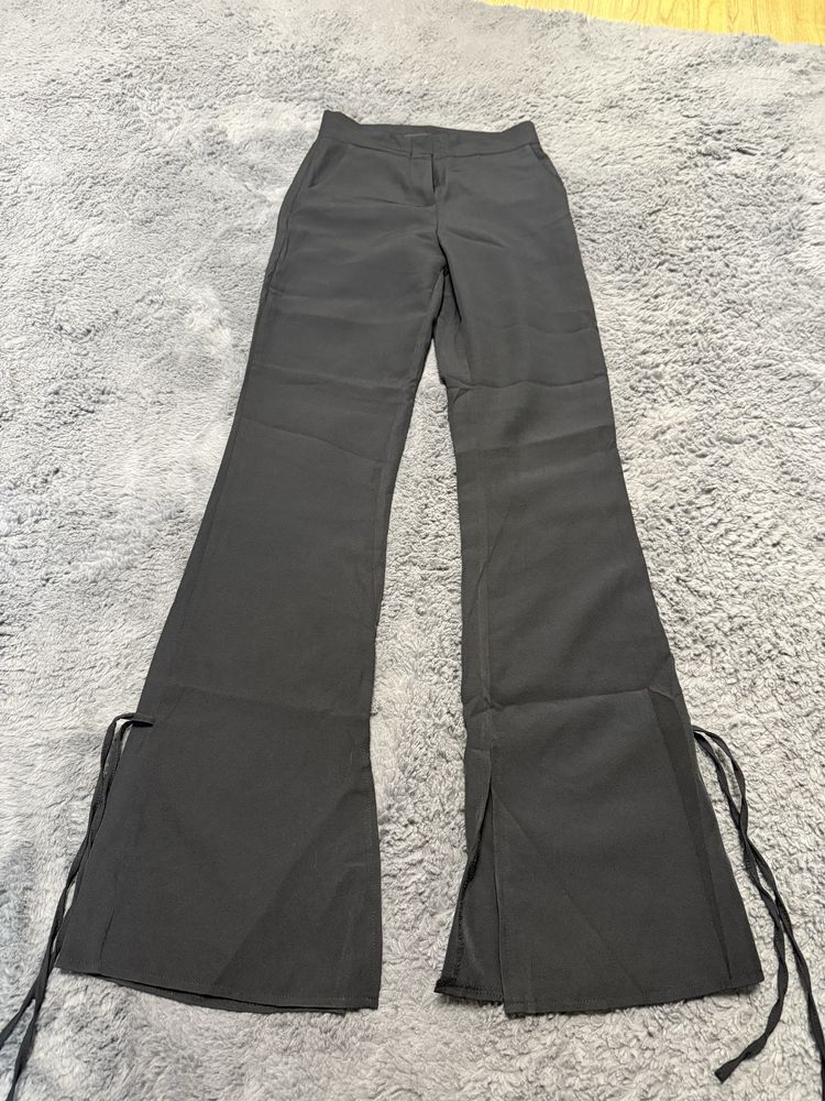 Pantaloni evazati