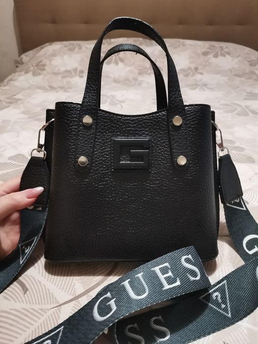 Дамска чанта през рамо GUESS р-р 18/20/9 см.