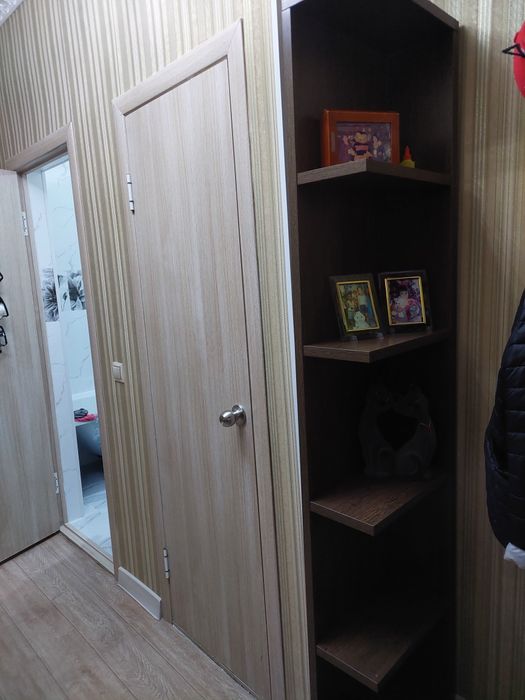 Угловая деревянная полка для гостиной или прихожей.  Можно в офис