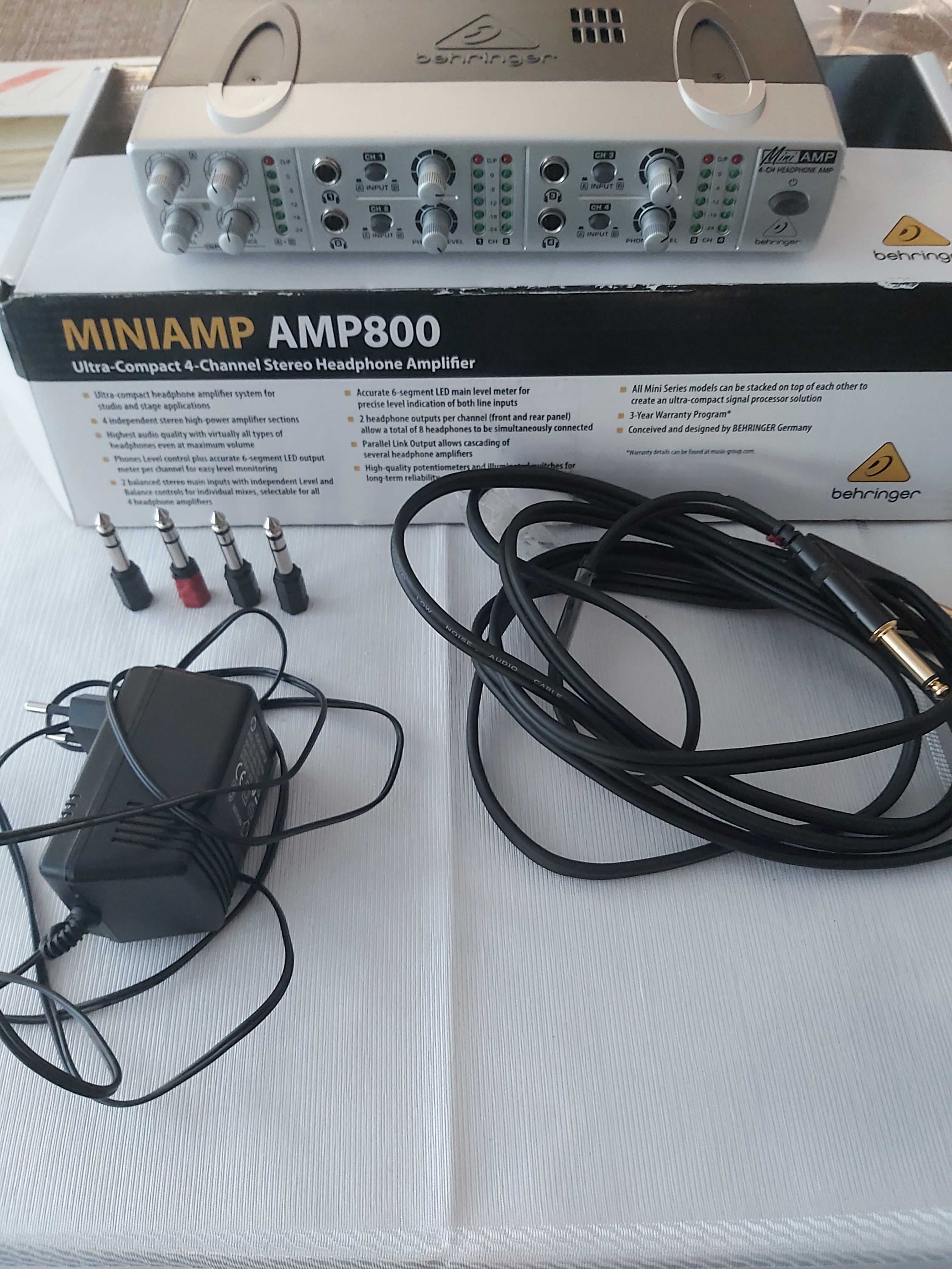 малък усилвател Behringer за 4 активни колони.