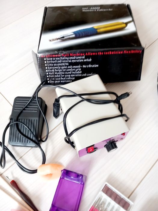 Freza unghii noua,lampa UV profi,capete,geluri, top coat,baza,becuri